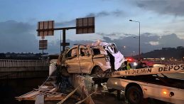 İzmir'de Freni Boşalan Kamyon Dehşet Sa&ccedil;tı: 3 Yaralı