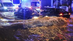 İzmir'i Kuvvetli Yağış Vurdu: Yollar G&ouml;l Oldu, Evler Su Bastı!