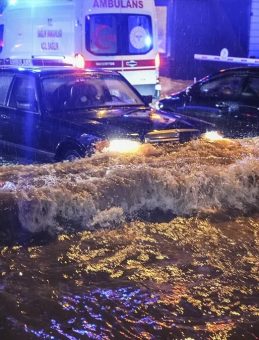 İzmir'i Kuvvetli Yağış Vurdu: Yollar G&ouml;l Oldu, Evler Su Bastı!