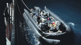 İzmir&rsquo;de 50 D&uuml;zensiz G&ouml;&ccedil;men Yakalandı