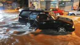 İzmir&rsquo;de Aynı Manzara Tekrar: Yollar Sular Altında, Evler ve İş Yerleri Su Bastı!