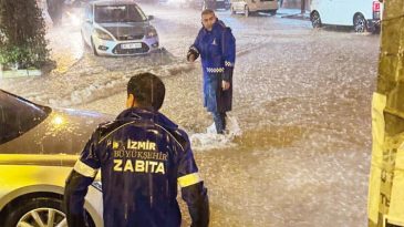 İzmir&rsquo;de Sağanak Yağış Etkili Oldu