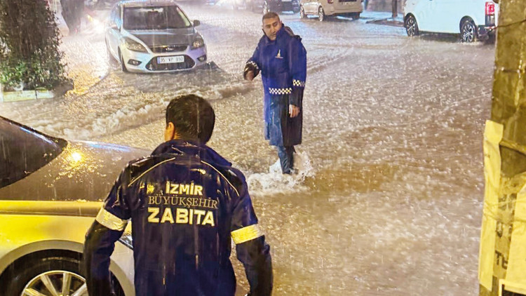 İzmir’de Sağanak Yağış Etkili Oldu