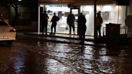İzmir&rsquo;i sağanak vurdu&hellip; Yollar g&ouml;le d&ouml;nd&uuml;, ev ve iş yerlerini su bastı