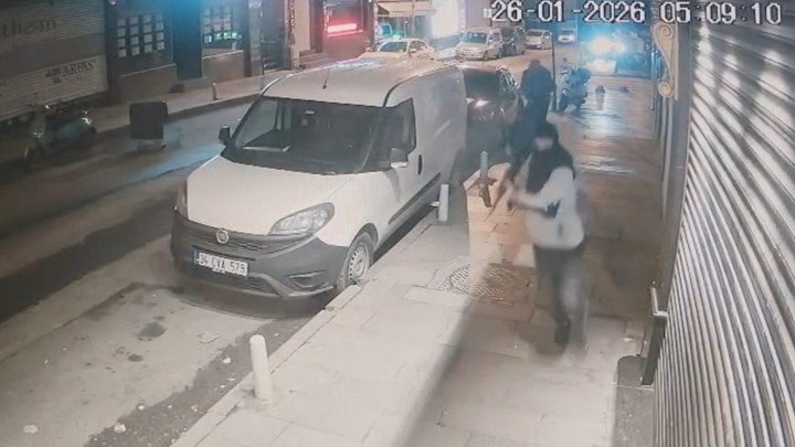 Kağıthane'de Kalaşnikoflu Saldırı Ger&ccedil;ekleşti! 18 Yaşındaki Ş&uuml;pheli: 'İşi Dayı Lakaplı Kişiden 600 Bin Lira Karşılığında Aldım'