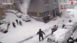 Kağıthane&rsquo;de Facianın Eşiğinden D&ouml;n&uuml;ld&uuml;! Yokuştan Kayarak Gelen Kamyonet, Kar Topu Oynayan &Ccedil;ocuklara &Ccedil;arptı