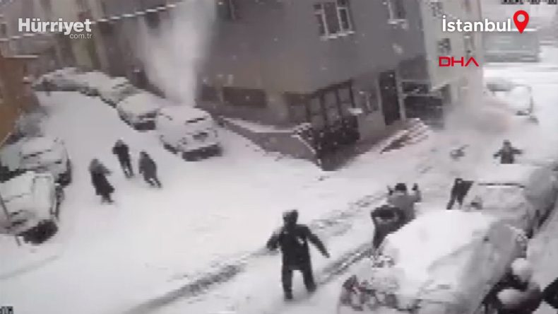 Kağıthane&rsquo;de Facianın Eşiğinden D&ouml;n&uuml;ld&uuml;! Yokuştan Kayarak Gelen Kamyonet, Kar Topu Oynayan &Ccedil;ocuklara &Ccedil;arptı