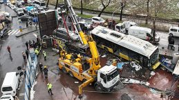 Kaldırımdaki Vatandaş &Ouml;l&uuml;mden Kıl Payı Kurtuldu: Dehşete D&uuml;ş&uuml;ren Kaza G&ouml;r&uuml;nt&uuml;leri Ortaya &Ccedil;ıktı!