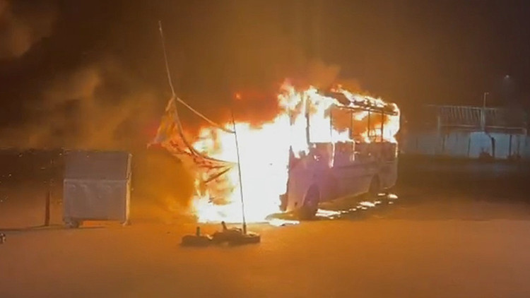 Kapıkule'de Yolcu Otob&uuml;s&uuml; Alev Alev Yandı