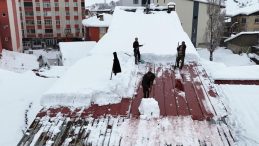 Kar kalınlığı 70 santimetreyi aştı! Metrelerce y&uuml;ksekte ipin ucunda zorlu mesai: '&Ouml;l&uuml;m&uuml; g&ouml;ze alarak &ccedil;alışıyoruz'