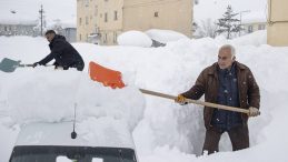 Kar Kalınlığı İnsan Boyunu Aştı: Evler ve Ara&ccedil;lar Beyaz &Ouml;rt&uuml;n&uuml;n Altında Kaldı