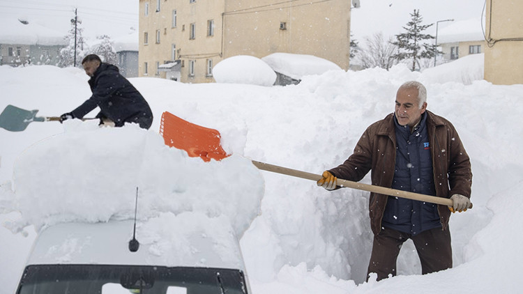 Kar Kalınlığı İnsan Boyunu Aştı: Evler ve Ara&ccedil;lar Beyaz &Ouml;rt&uuml;n&uuml;n Altında Kaldı
