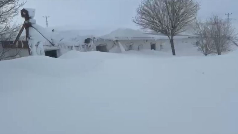 Kar kalınlığı yer yer 4 metreyi aştı! Manzaraya inanamadılar: 'Kul&uuml;belerimiz ve ara&ccedil;larımız kar altında kaldı! K&ouml;pekleri kurtardık'