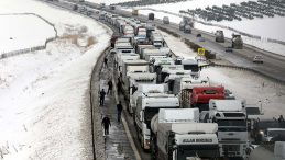 Kar Yağışı Etkisini G&ouml;sterdi, Otoyolda Uzun Kuyruklar Oluştu
