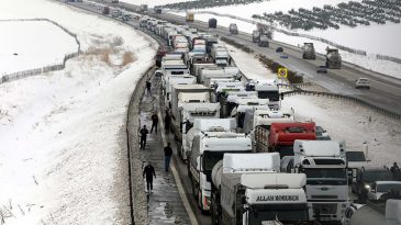 Kar Yağışı Etkisini G&ouml;sterdi, Otoyolda Uzun Kuyruklar Oluştu