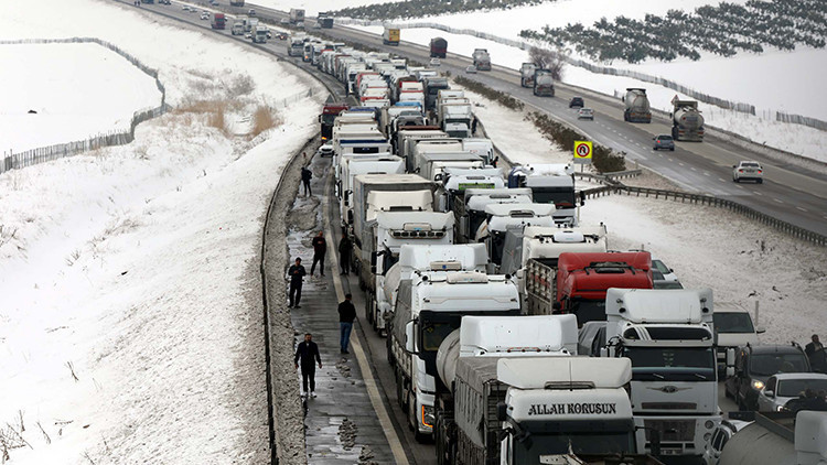 Kar Yağışı Etkisini G&ouml;sterdi, Otoyolda Uzun Kuyruklar Oluştu