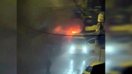 Kar Yağışı Sırasında Park Halindeki Ara&ccedil; Alev Aldı: 2 Ara&ccedil; Kullanılamaz Hale Geldi