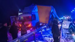 Kars'ta Feci Kaza: Buzlu Yolda Kayganlaşan Kamyon Otob&uuml;se &Ccedil;arptı! 9 Yaralı