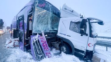 Kars'ta Yolcu Otob&uuml;s&uuml; Kazasında 9 Yaralı