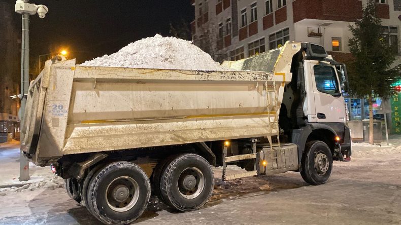 Kars&rsquo;ta 500 Kamyon Kar Şehir Dışına Taşındı