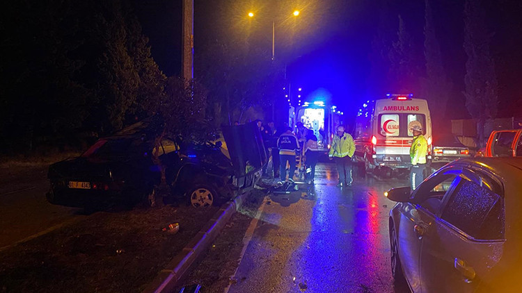 Kazada İkiye B&ouml;l&uuml;nen Otomobilden Mucize Kurtuluş