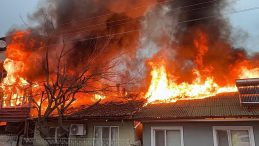 Kedileri Koruma Amacıyla Yakılan Soba Felakete Neden Oldu: İki Ev Yanarak K&uuml;l Oldu!