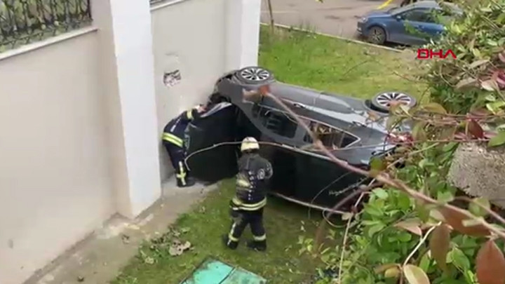 Kocaeli'de Araç Apartman Bahçesine Düştü: İki Yaralı