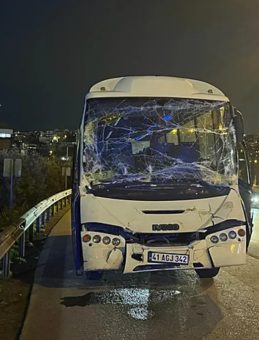 Kocaeli'de Feci Kaza: Servis Minib&uuml;s&uuml; Tıra &Ccedil;arptı! 6 Yaralı