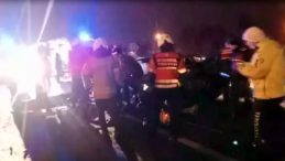 Kontrolden &Ccedil;ıkan Ara&ccedil;, Diğer Araca &Ccedil;arptı ve Bariyere Sıkıştı: 1 Kişi Hayatını Kaybetti, 2 Yaralı