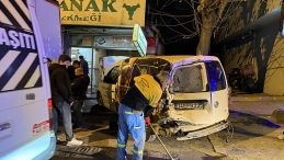 Kontrolden &Ccedil;ıkan Kamyonet 4 Araca &Ccedil;arptı