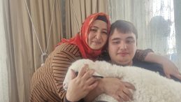 Konuşamayan Gen&ccedil; Kuzu Sayesinde İlk Kelimelerini S&ouml;yledi!