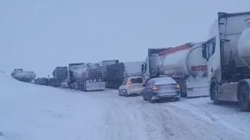 Kop Dağı Ge&ccedil;idi'nde Ara&ccedil;lar Tipi Nedeniyle Yolda Kaldı