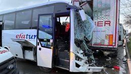 Kurtk&ouml;y'de Midib&uuml;s Park Halindeki TIR'a &Ccedil;arptı: 13 Yaralı