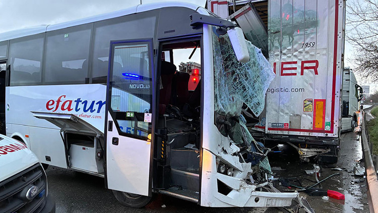 Kurtköy'de Midibüs Park Halindeki TIR'a Çarptı: 13 Yaralı