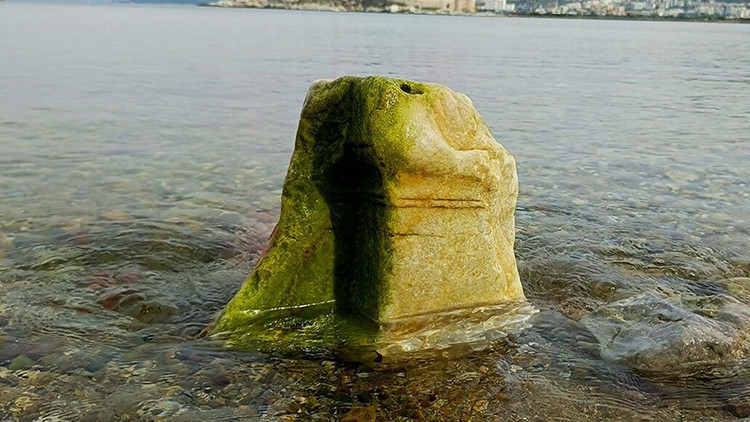Kuşadası'nda Deniz Suyunun &Ccedil;ekilmesiyle Ortaya &Ccedil;ıkan Mermer Kaide &Uuml;zerine İnceleme Başlatıldı