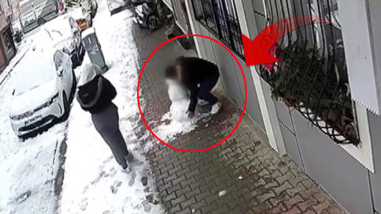 K&uuml;&ccedil;&uuml;k&ccedil;ekmece'de &Ccedil;ocukların Yaptığı Kardan Adamı &Ccedil;aldılar