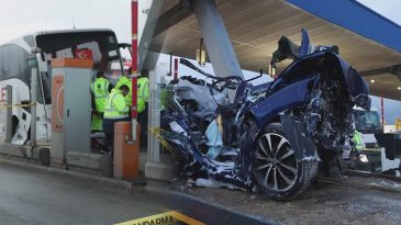 Kuzey Marmara Otoyolu'nda feci kaza: Otob&uuml;s, otomobili gişede sıkıştırdı! G&ouml;r&uuml;nt&uuml;ler ortaya &ccedil;ıktı