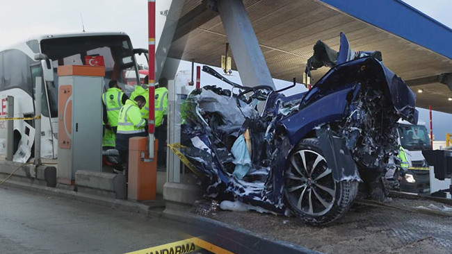 Kuzey Marmara Otoyolu'nda feci kaza: Otobüs, otomobili gişede sıkıştırdı! Görüntüler ortaya çıktı