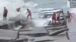 Lodos Kabusu: Kadık&ouml;y'de Denize Girmek İsteyenlerin Bacakları Kırıldı