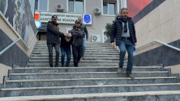 &lsquo;Kolay gelsin&rsquo; deyip girdiği kuyumcuyu silahla gasp etmişti: O soyguncu evinde &ccedil;aldığı mallarla birlikte yakalandı