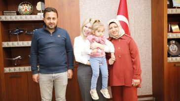 &lsquo;Mucize bebek&rsquo; doktorunu ziyaret etti: İki &ouml;zlenen buluştu