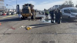 İş Makinesi Kırmızı Işıkta Kaza Yaptı