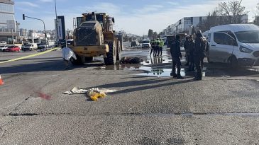 İş Makinesi Kırmızı Işıkta Kaza Yaptı