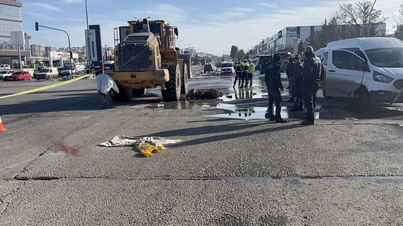 İş Makinesi Kırmızı Işıkta Kaza Yaptı