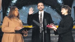 Mamdani, Kuran &Uuml;zerine Yemin Etti