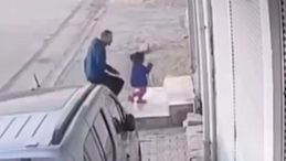 Mardin'de dehşet verici bir olay: Sokakta kadın ve &ccedil;ocukları darp etti!