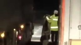 Mardin'de kayan TIR yolu kapattı: Polisten kurtaran battaniyeli m&uuml;dahale!