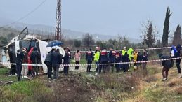 Memurları Taşıyan Servis Aracı &Uuml;z&uuml;m Bağına U&ccedil;tu: 25 Yaralı