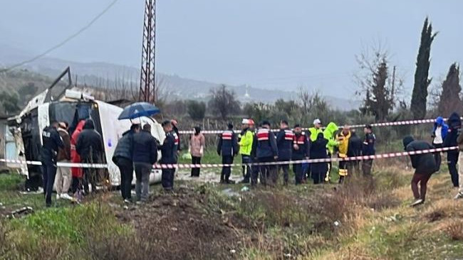 Memurları Taşıyan Servis Aracı &Uuml;z&uuml;m Bağına U&ccedil;tu: 25 Yaralı