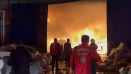 Mersin'de Geri D&ouml;n&uuml;ş&uuml;m Tesisinde Korkutan Yangın! Alevlere M&uuml;dahale S&uuml;r&uuml;yor